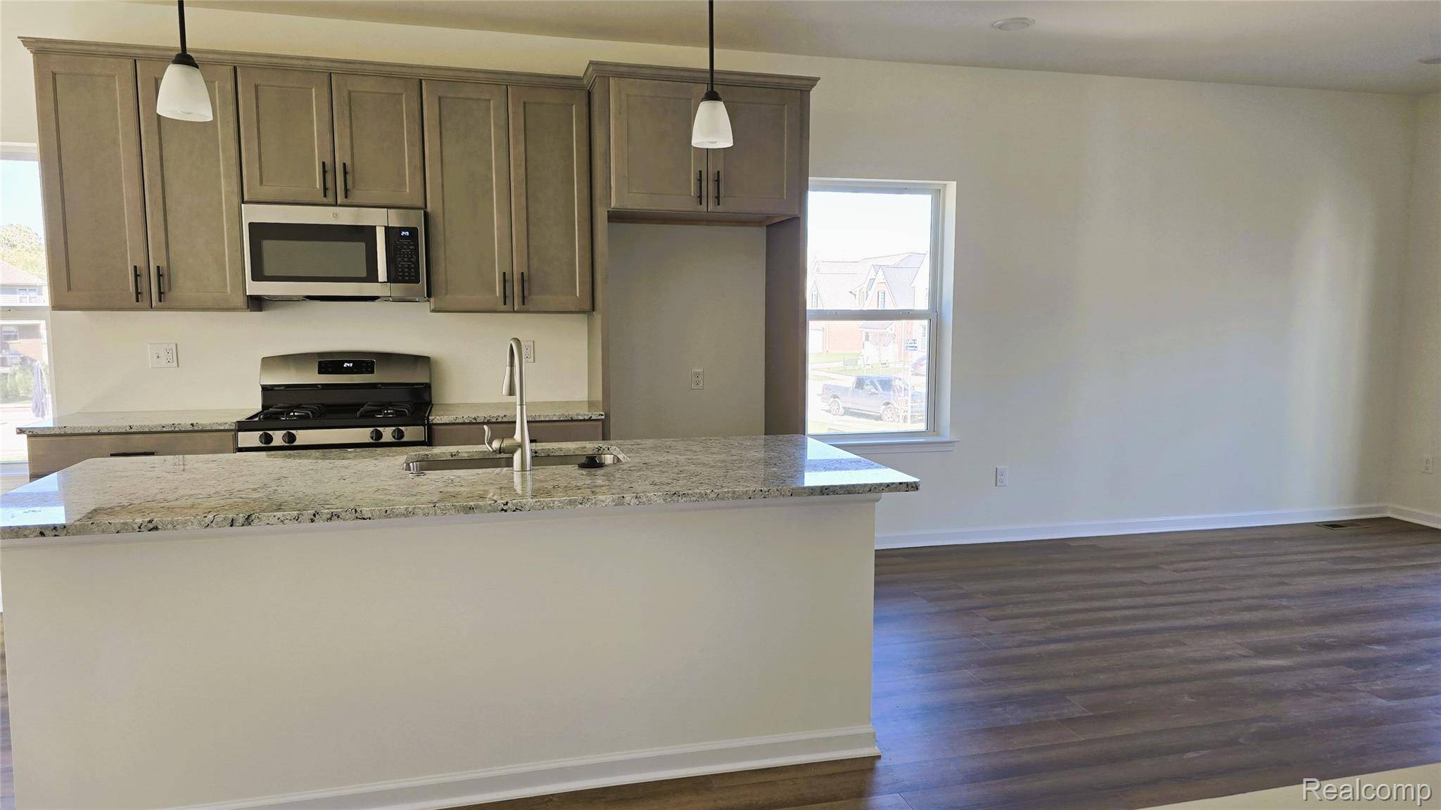 4876 Parkside LN, Troy, MI 48085