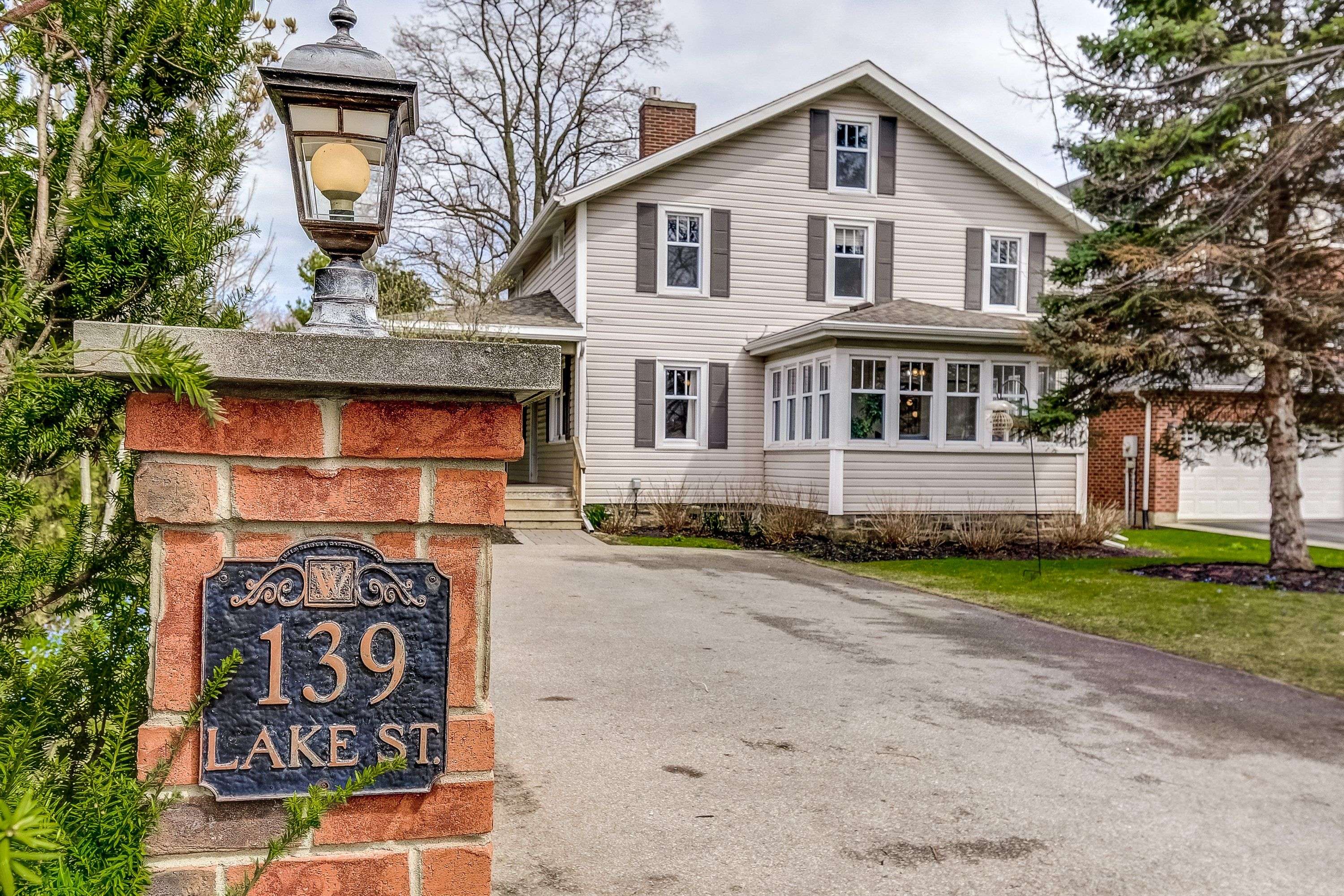 139 Lake ST, Grimsby, ON L3M 4M6