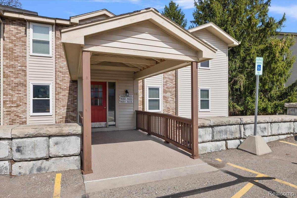 5080 Harbor Oak, Waterford Charter Township, MI 48329