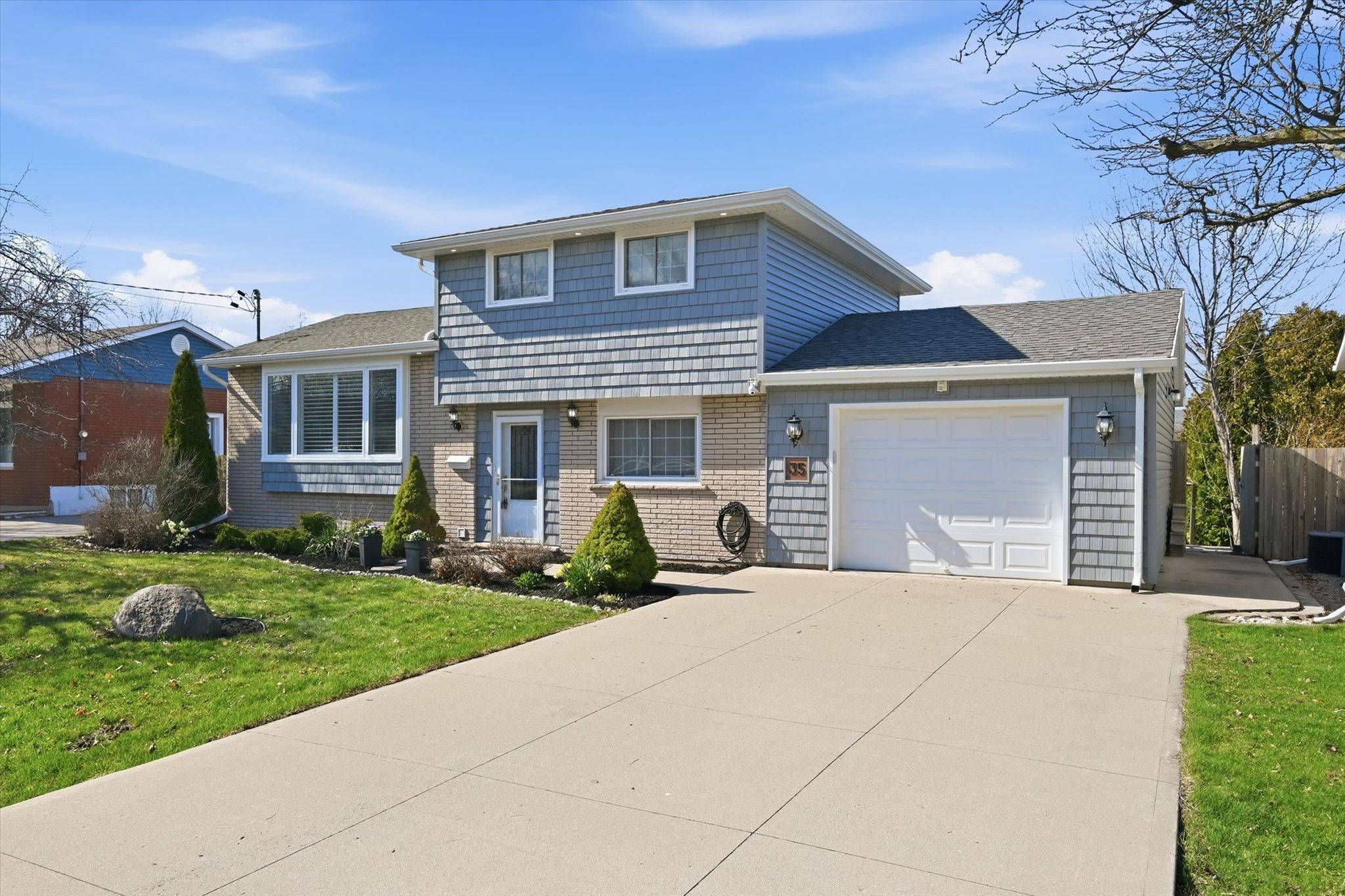 35 Viking DR, Grimsby, ON L3M 3V2