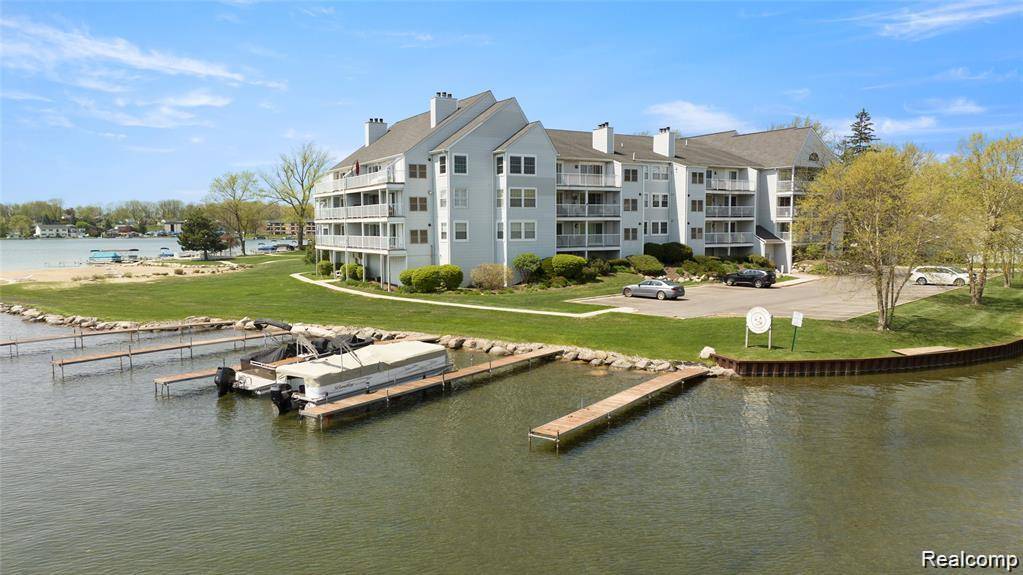 3565 Port Cove DR #69, Waterford Charter Township, MI 48328