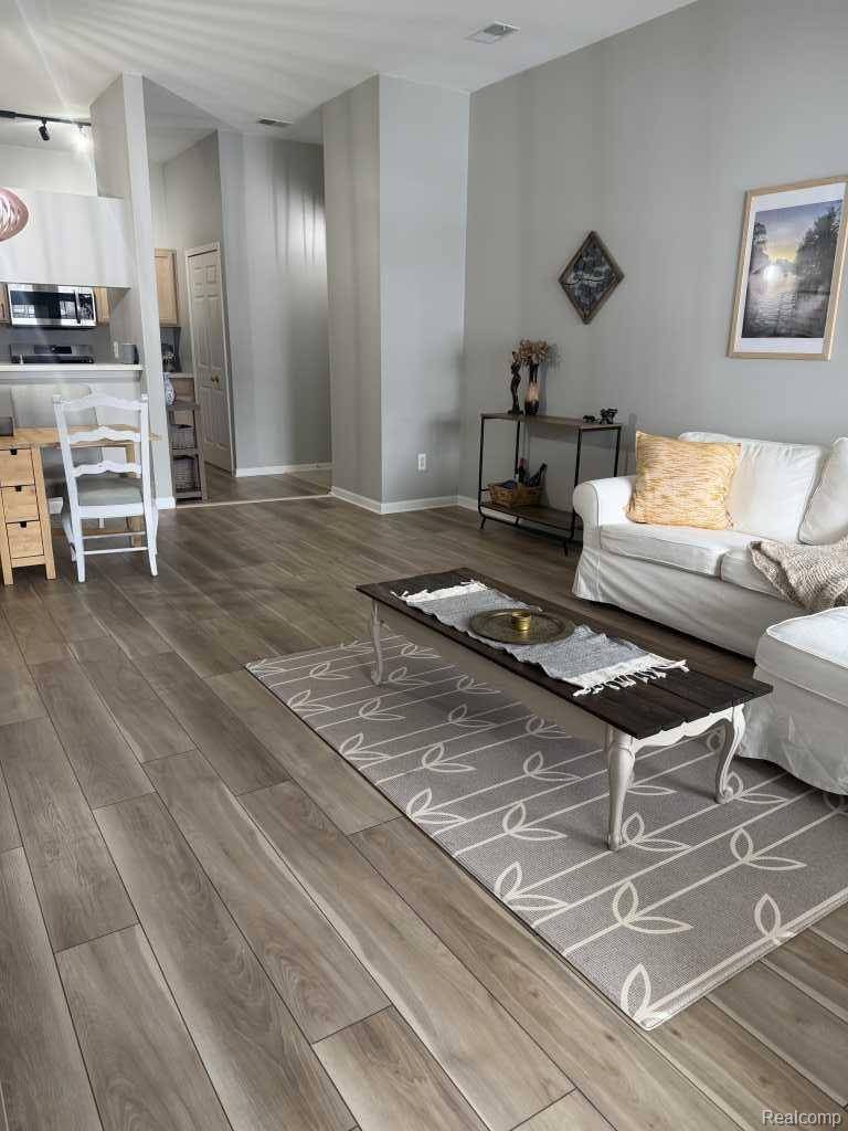 2775 S Knightsbridge CIR, Ann Arbor, MI 48105