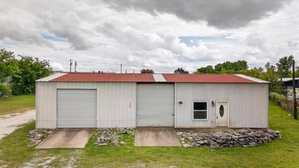 721 Comanche Cove Drive, Granbury, TX 76048