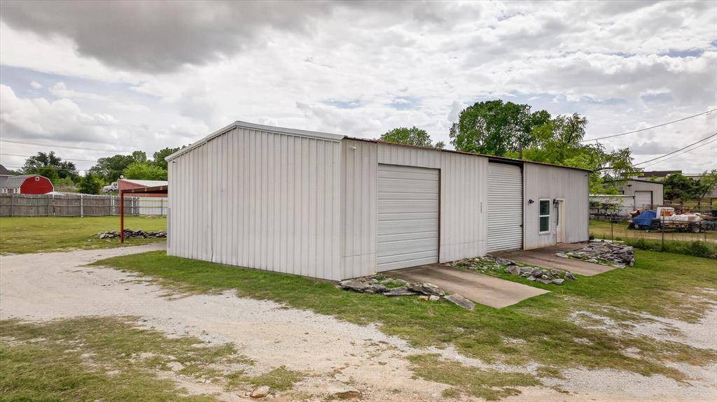 721 Comanche Cove Drive, Granbury, TX 76048