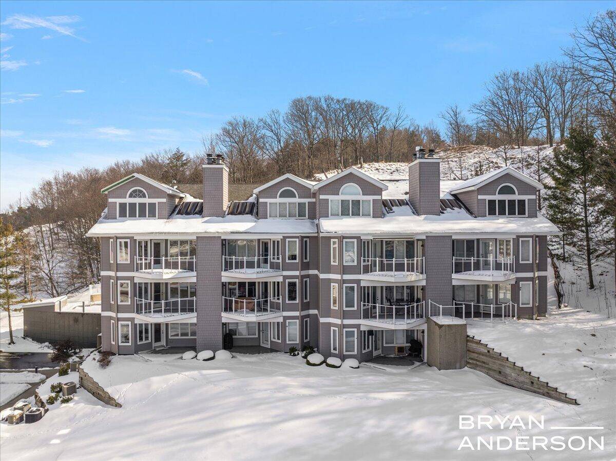 810 S Harbor DR #16, Grand Haven City, MI 49417