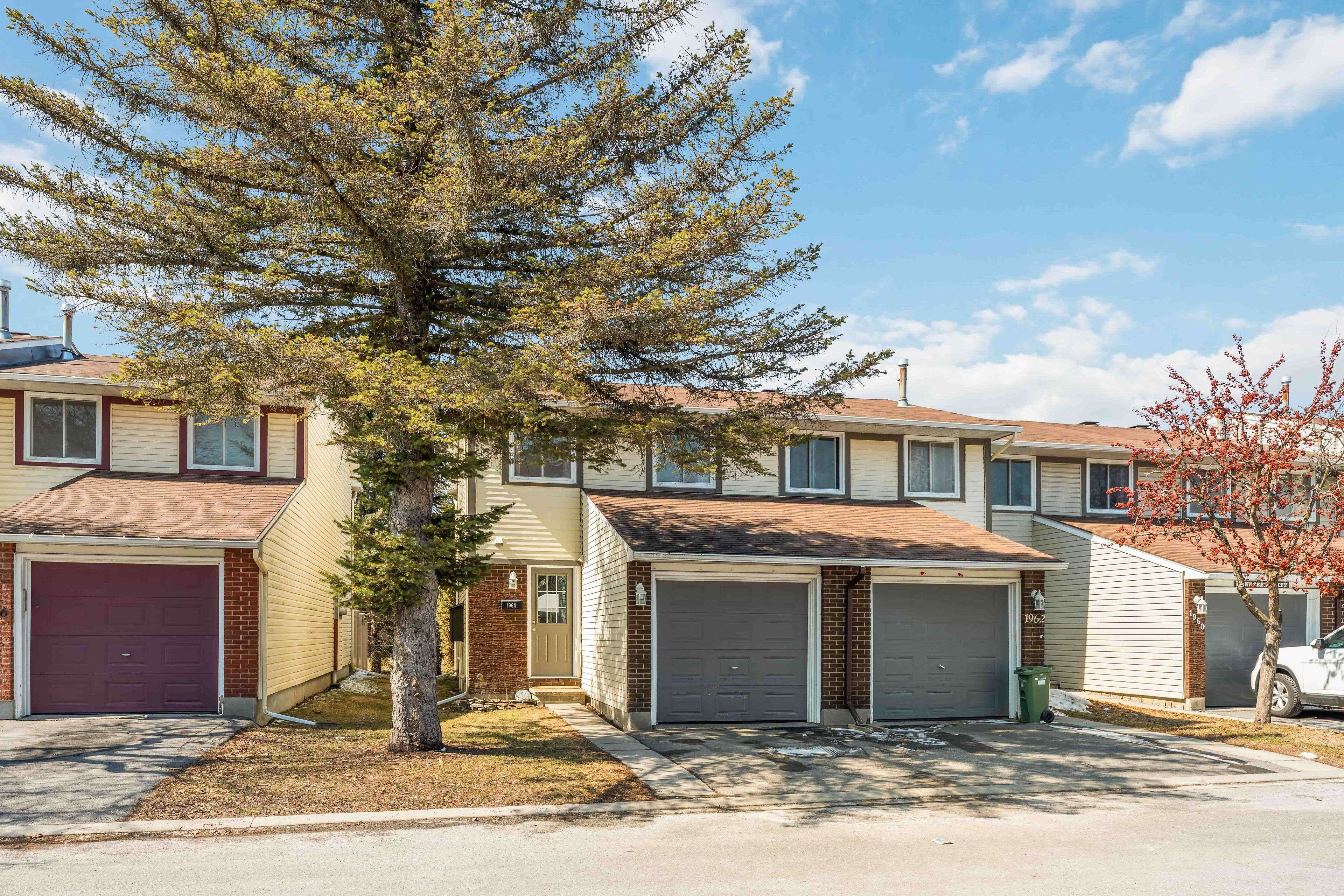 1964 Garden Park LN, Blackburn Hamlet, ON K1B 5B2