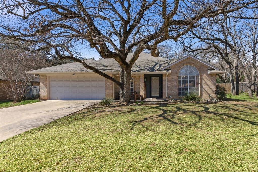 945 Lake Ridge Drive, Azle, TX 76020