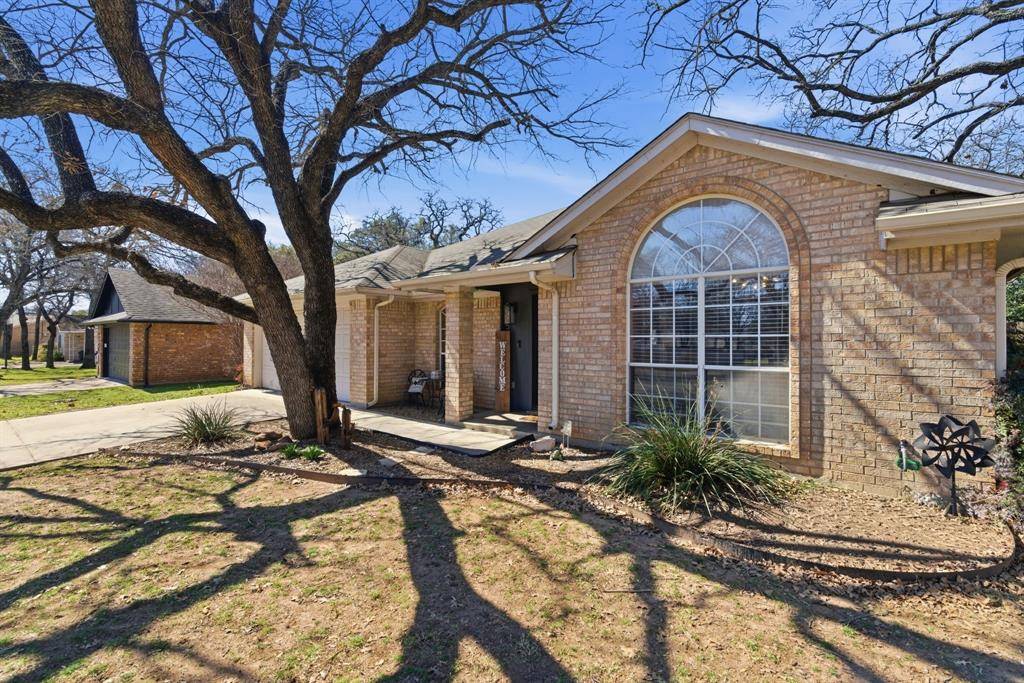 945 Lake Ridge Drive, Azle, TX 76020