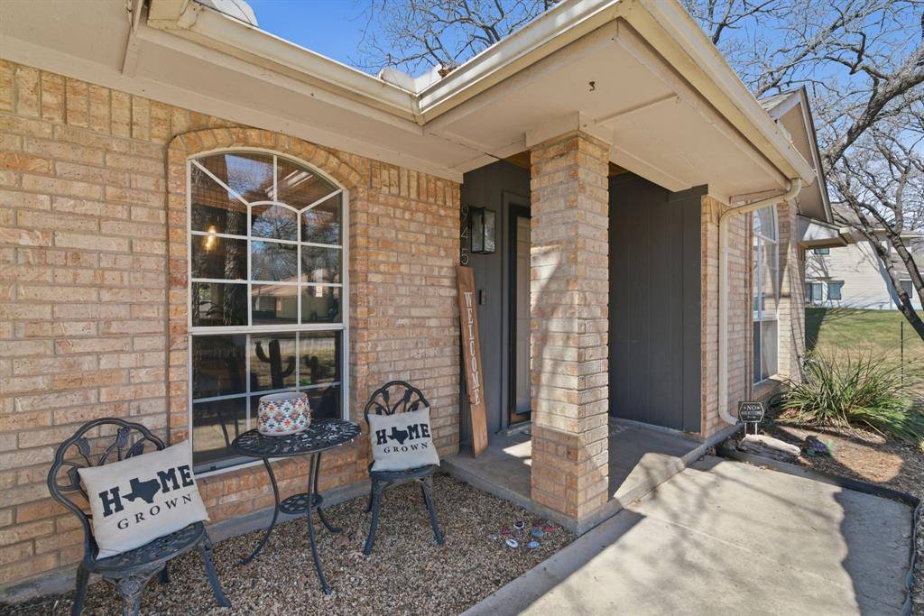 945 Lake Ridge Drive, Azle, TX 76020