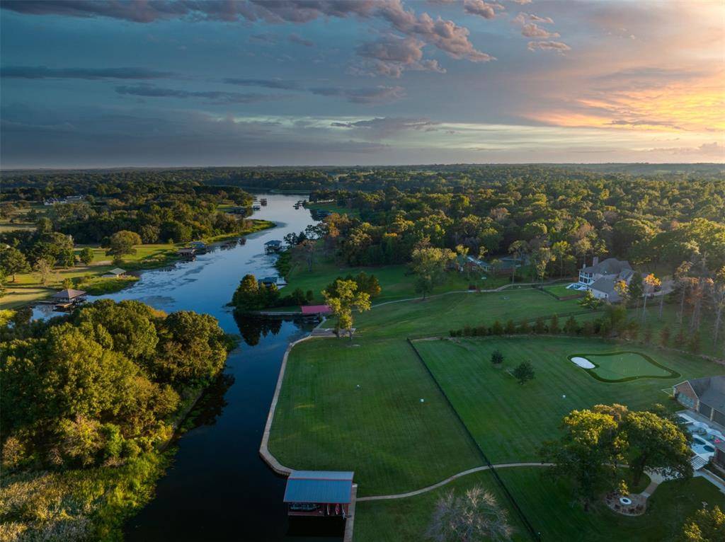 2001 Rose Pointe, Athens, TX 75752