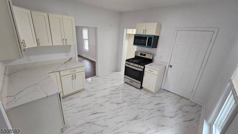 5 Jefferson St, Newton Town, NJ 07860