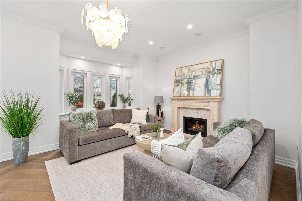 497 Broadway AVE, Toronto C11, ON M4G 2R7