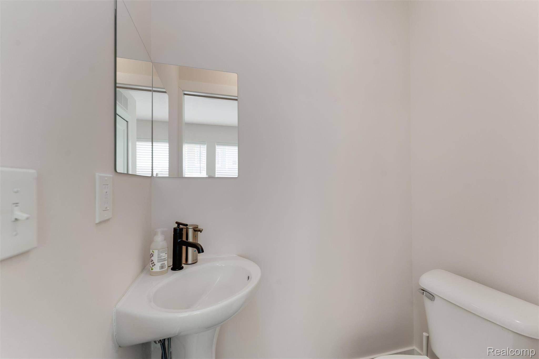 2934 Artemis, Troy, MI 48085