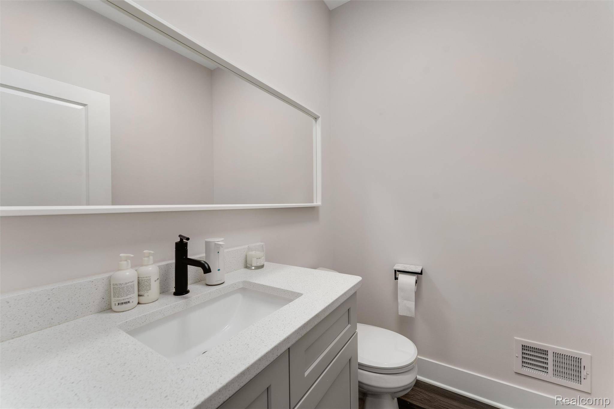 2934 Artemis, Troy, MI 48085