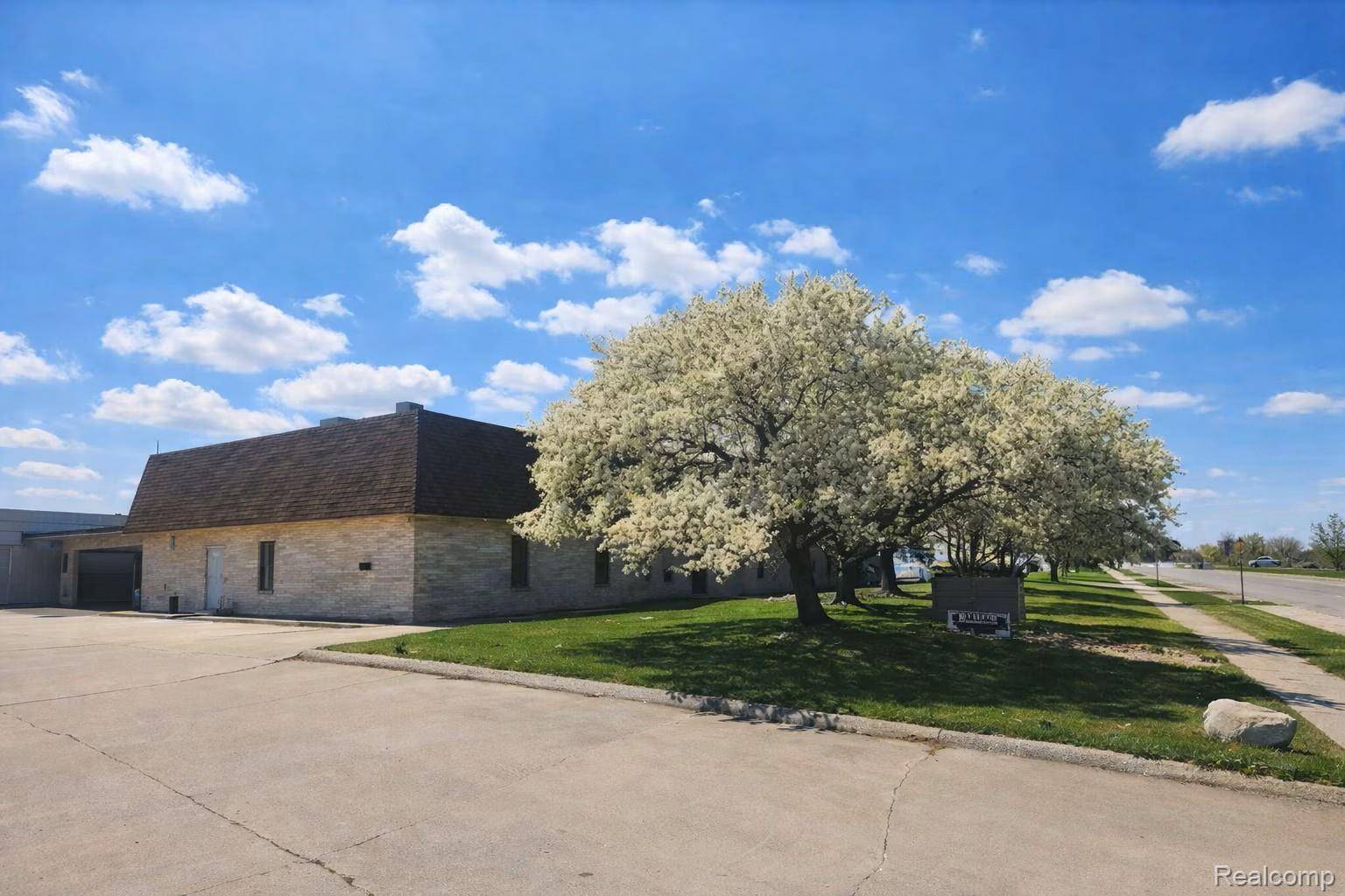 14156 E 11 Mile Rd, Warren, MI 48089