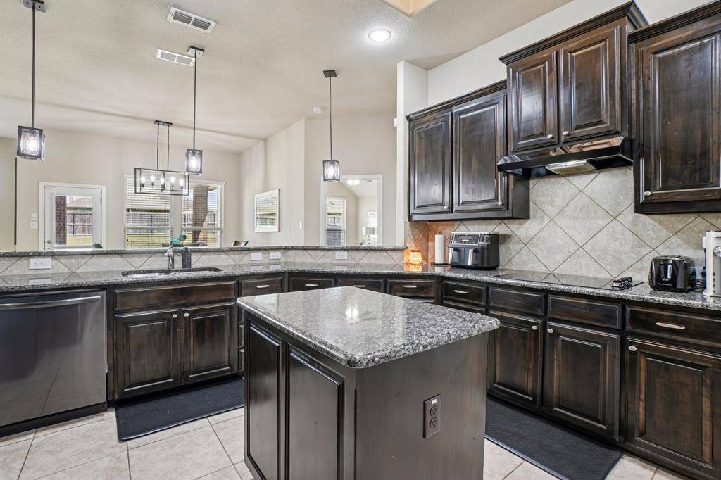 1117 Daventry Drive, Glenn Heights, TX 75154