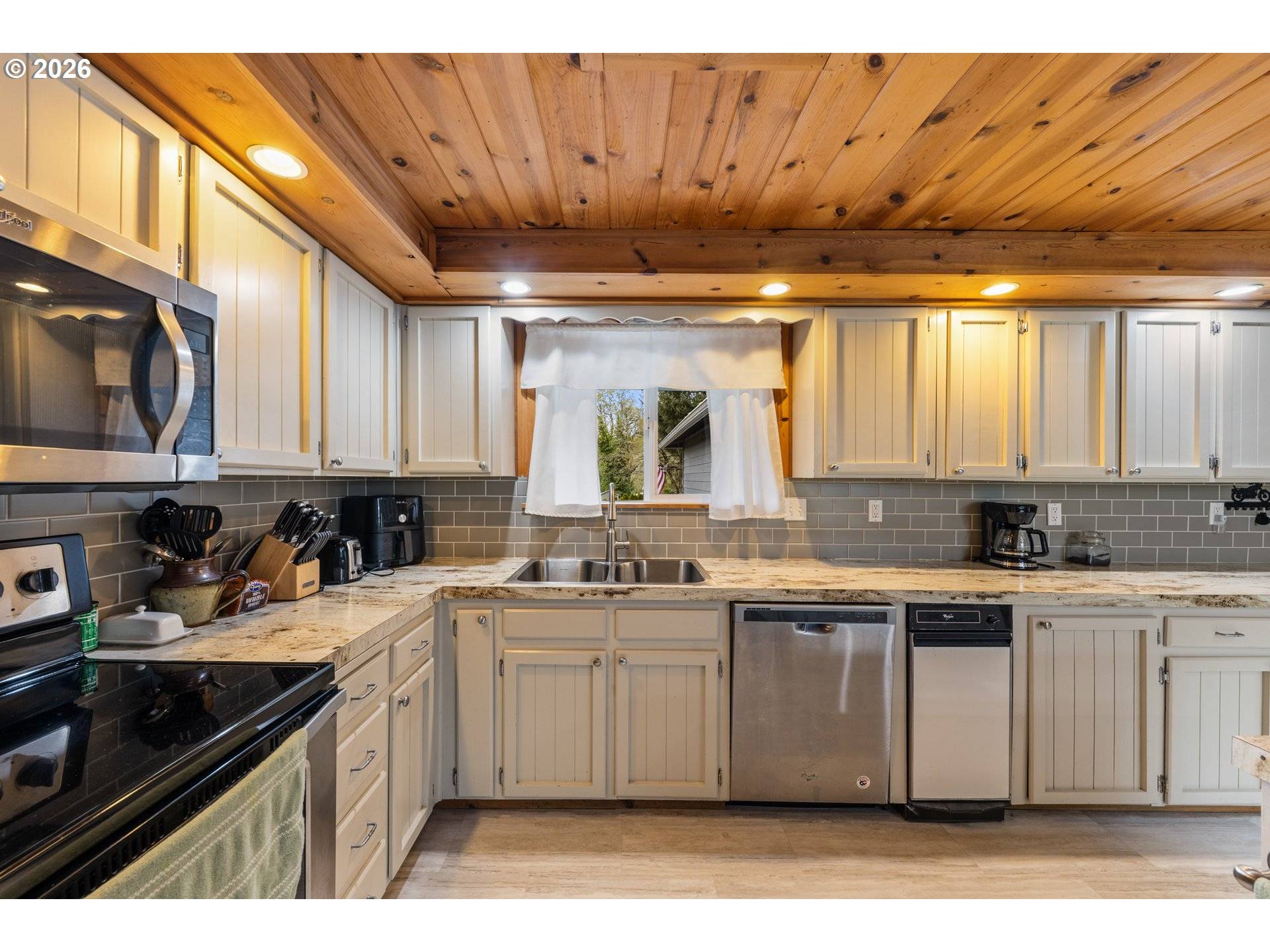 542 NW DOUGLAS ST, Dallas, OR 97338