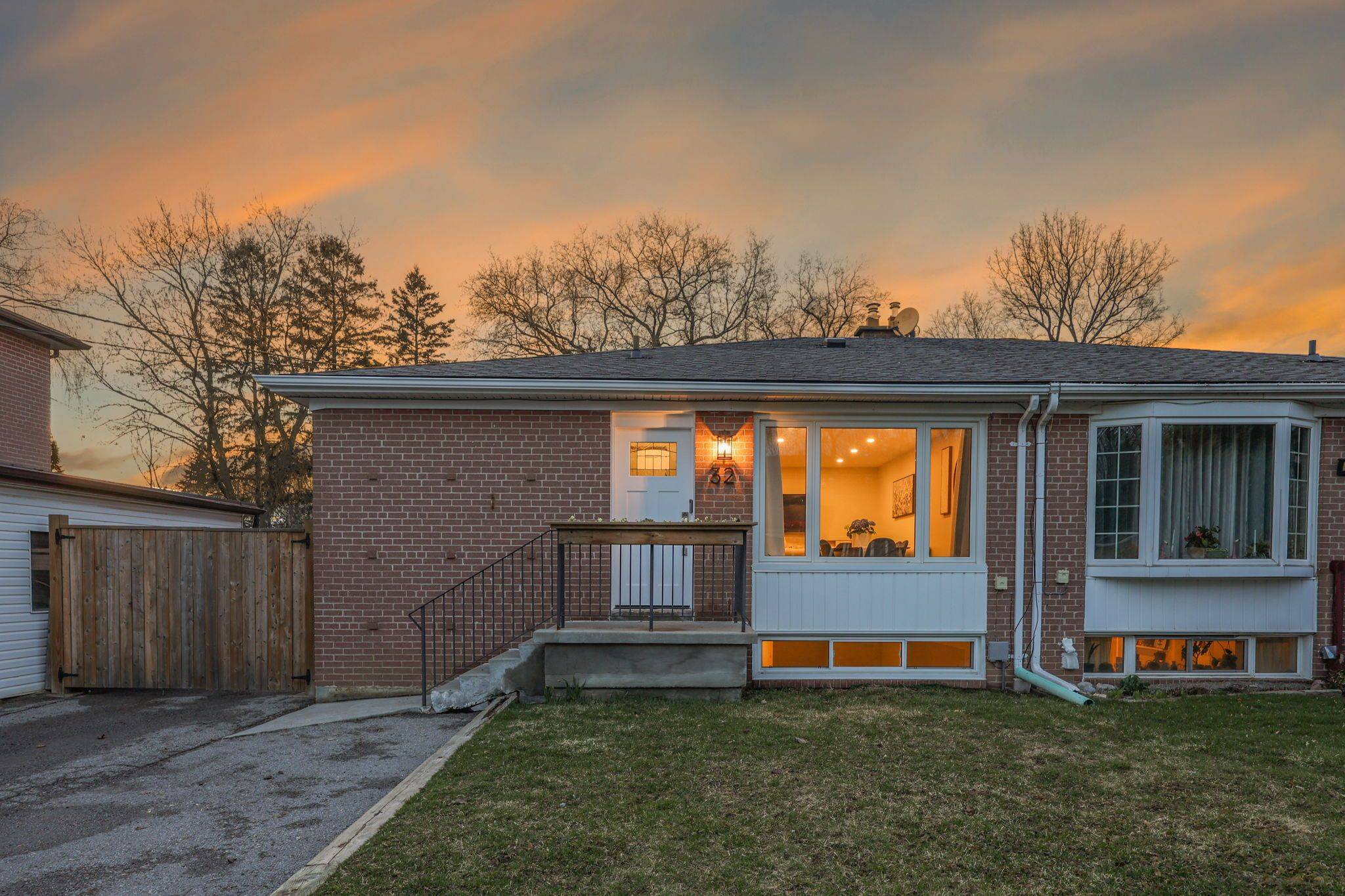 32 Davis RD, Aurora, ON L4G 2B6