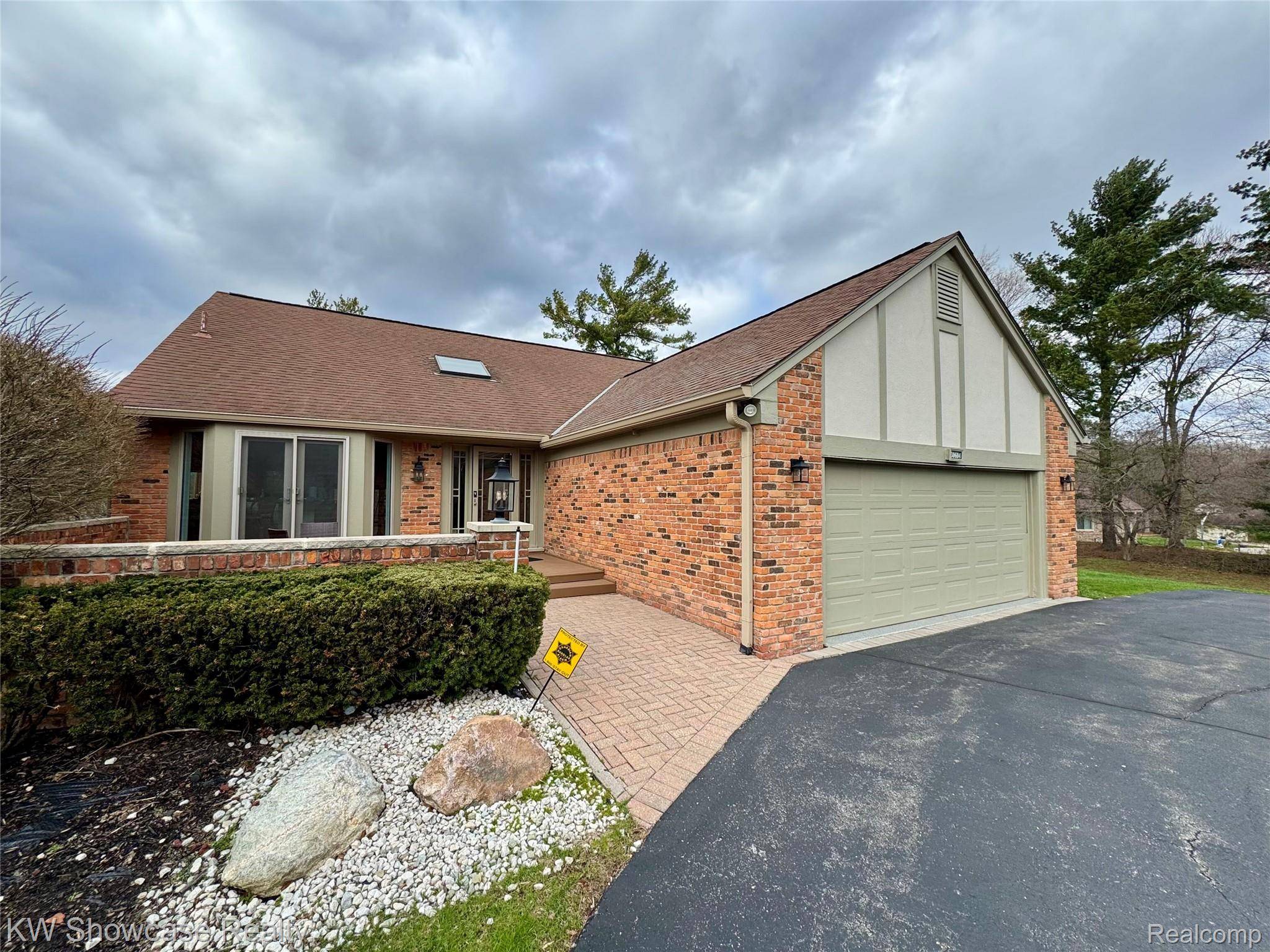 30604 Ramblewood Club DR, Farmington Hills, MI 48331