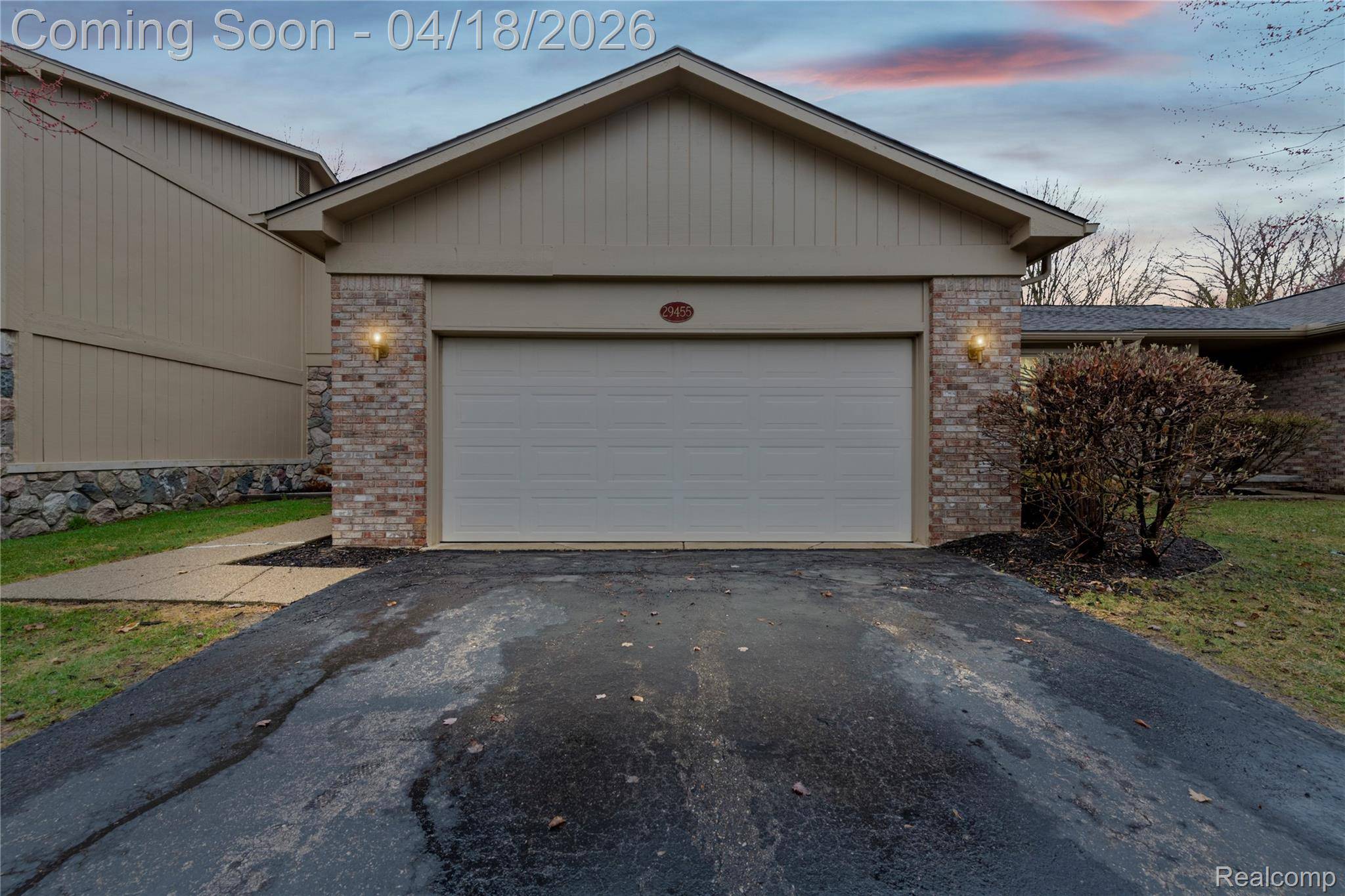 29455 Sylvan LN, Farmington Hills, MI 48334