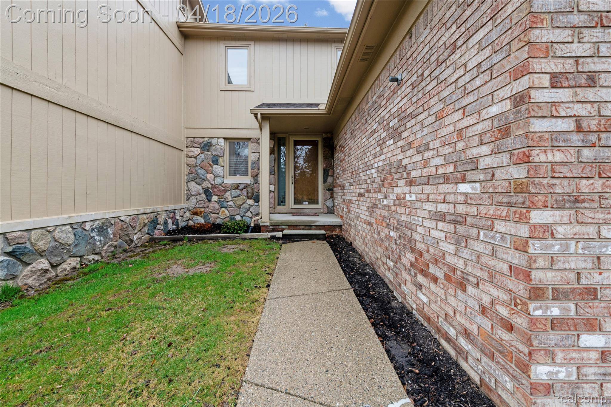 29455 Sylvan LN, Farmington Hills, MI 48334