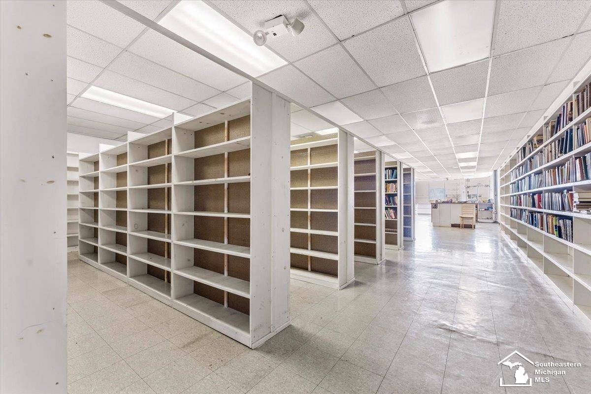 4036 Fort ST, Lincoln Park, MI 48146