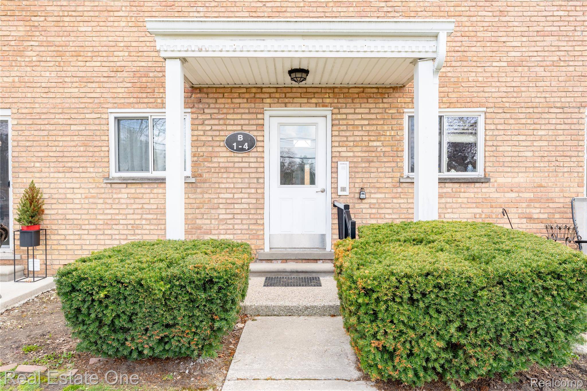 801 W Long Lake RD #4, Bloomfield Hills, MI 48302