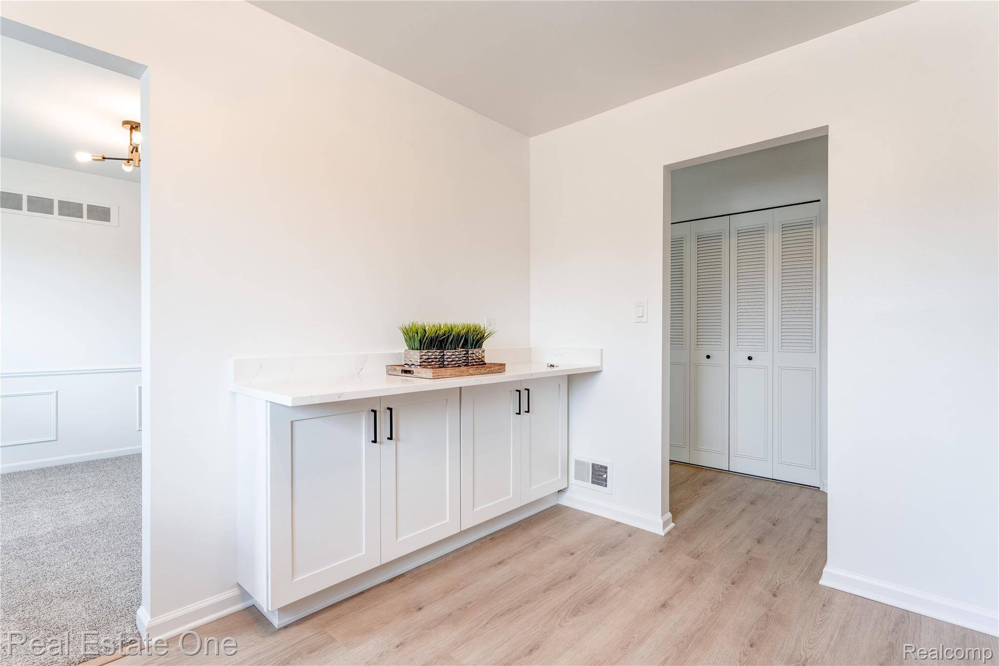 801 W Long Lake RD #4, Bloomfield Hills, MI 48302