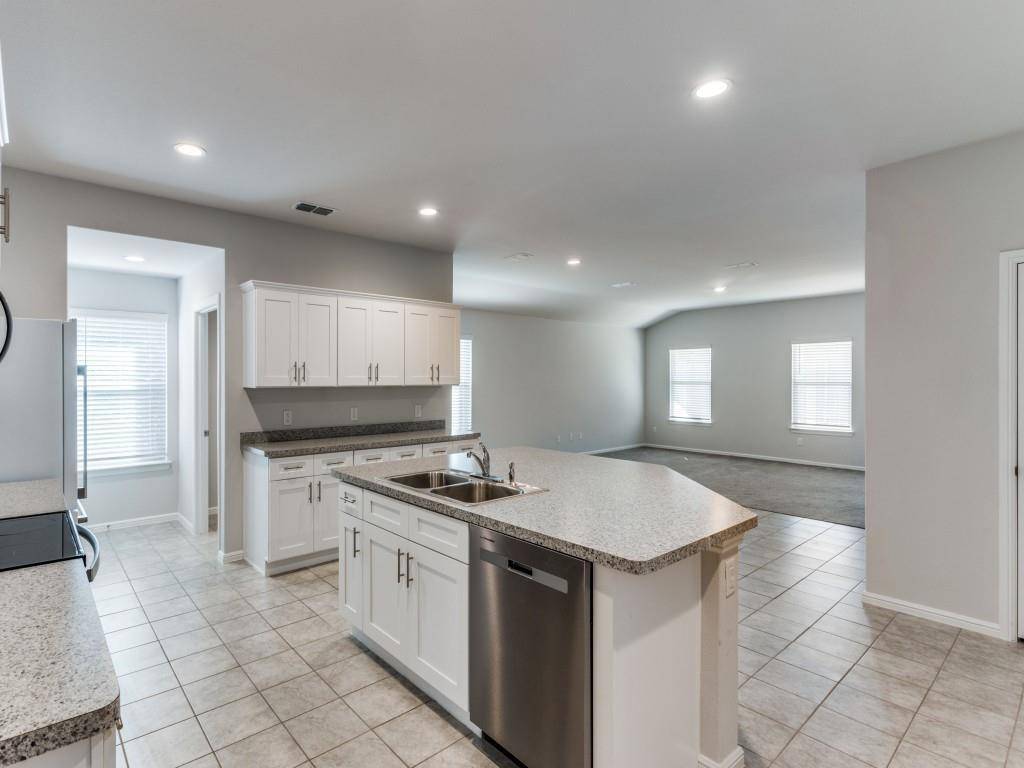 233 Abingdon Street, Azle, TX 76020