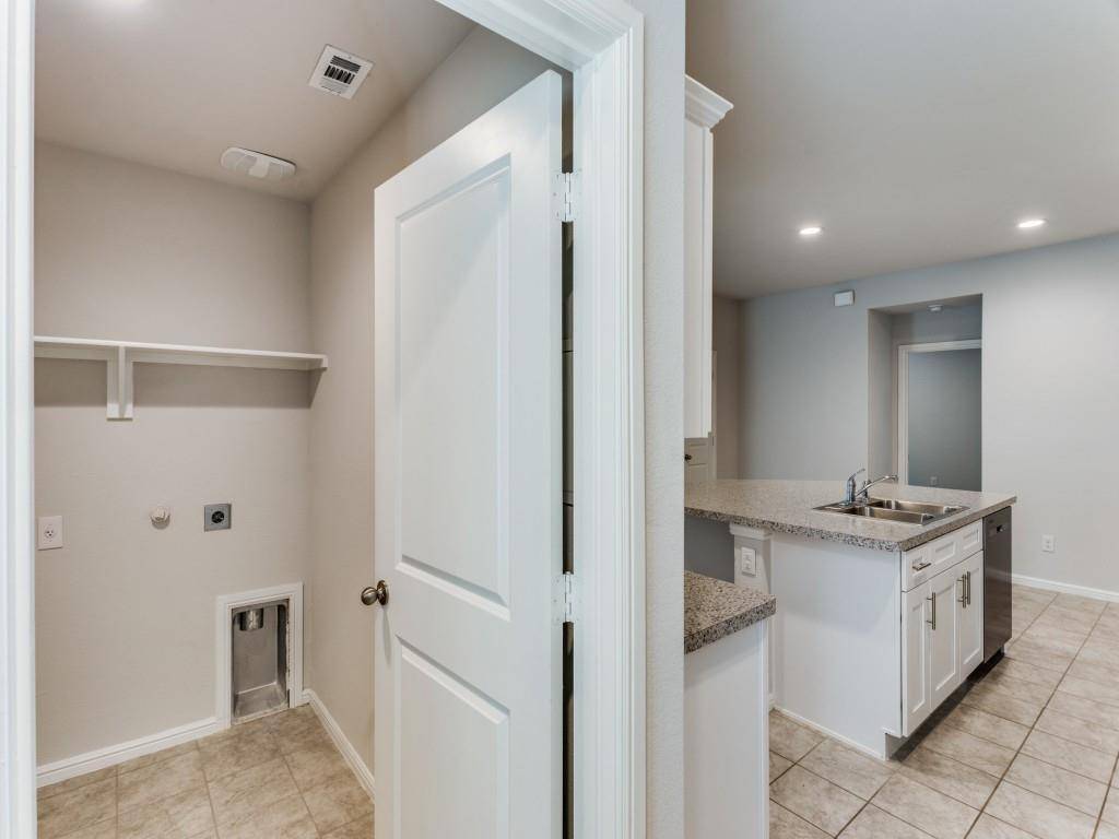 233 Abingdon Street, Azle, TX 76020