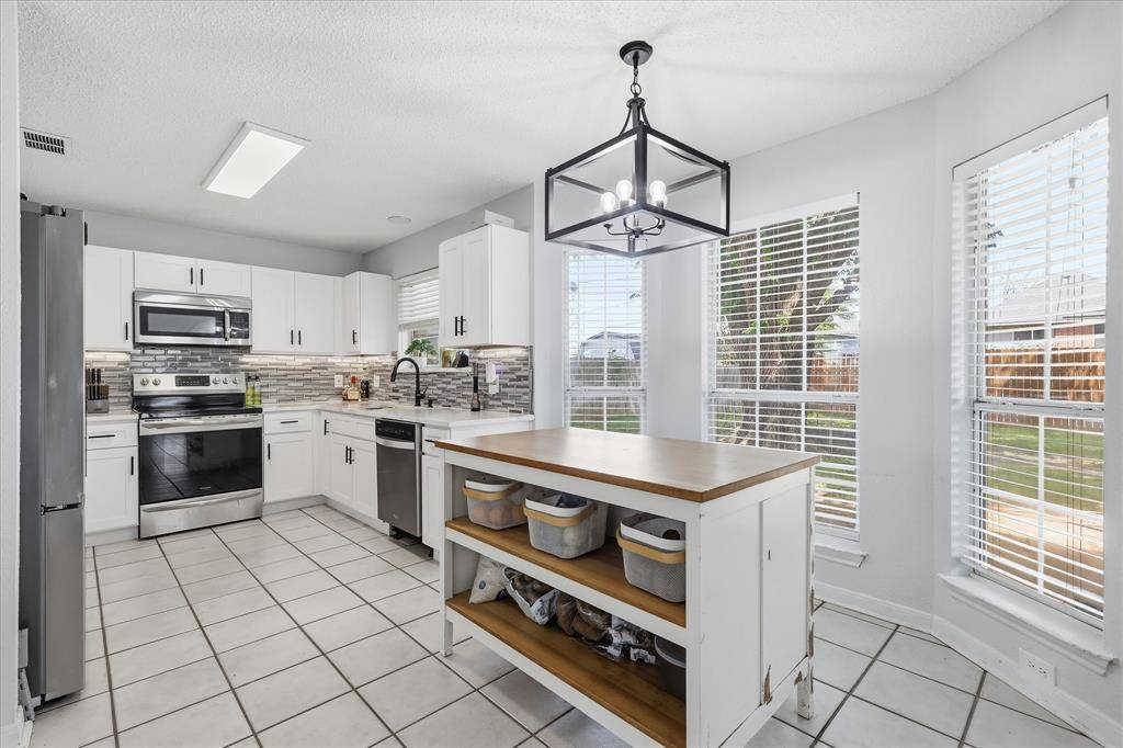 2211 Cromwell Drive, Arlington, TX 76018