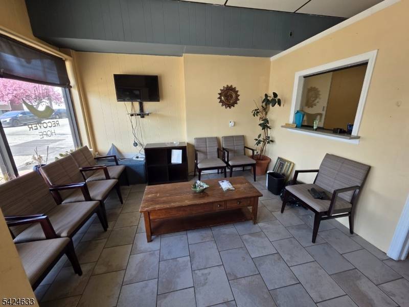 91 Lakeview Ave, Clifton City, NJ 07011