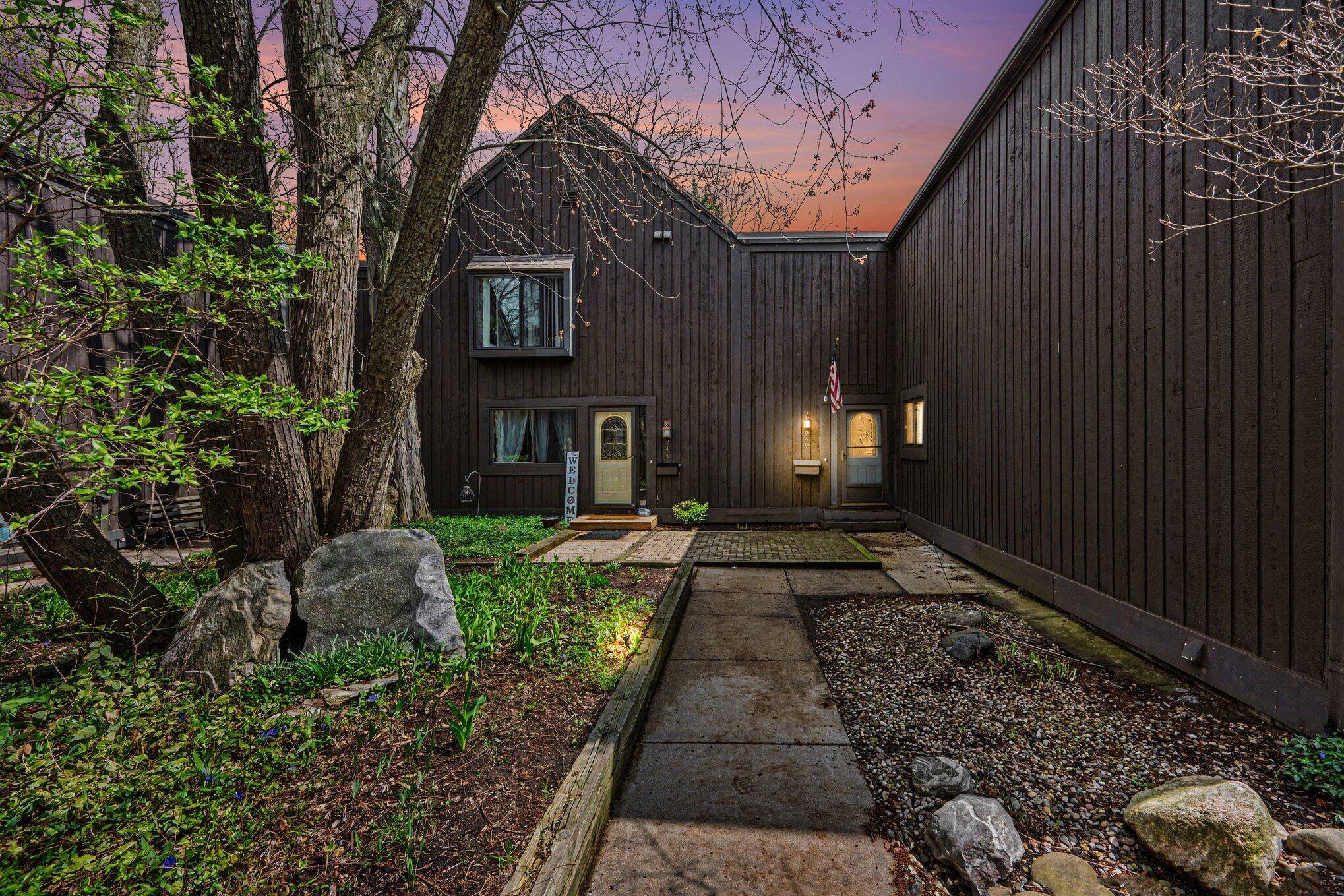 242 Dunbarton CT, Kalamazoo Twp, MI 49006