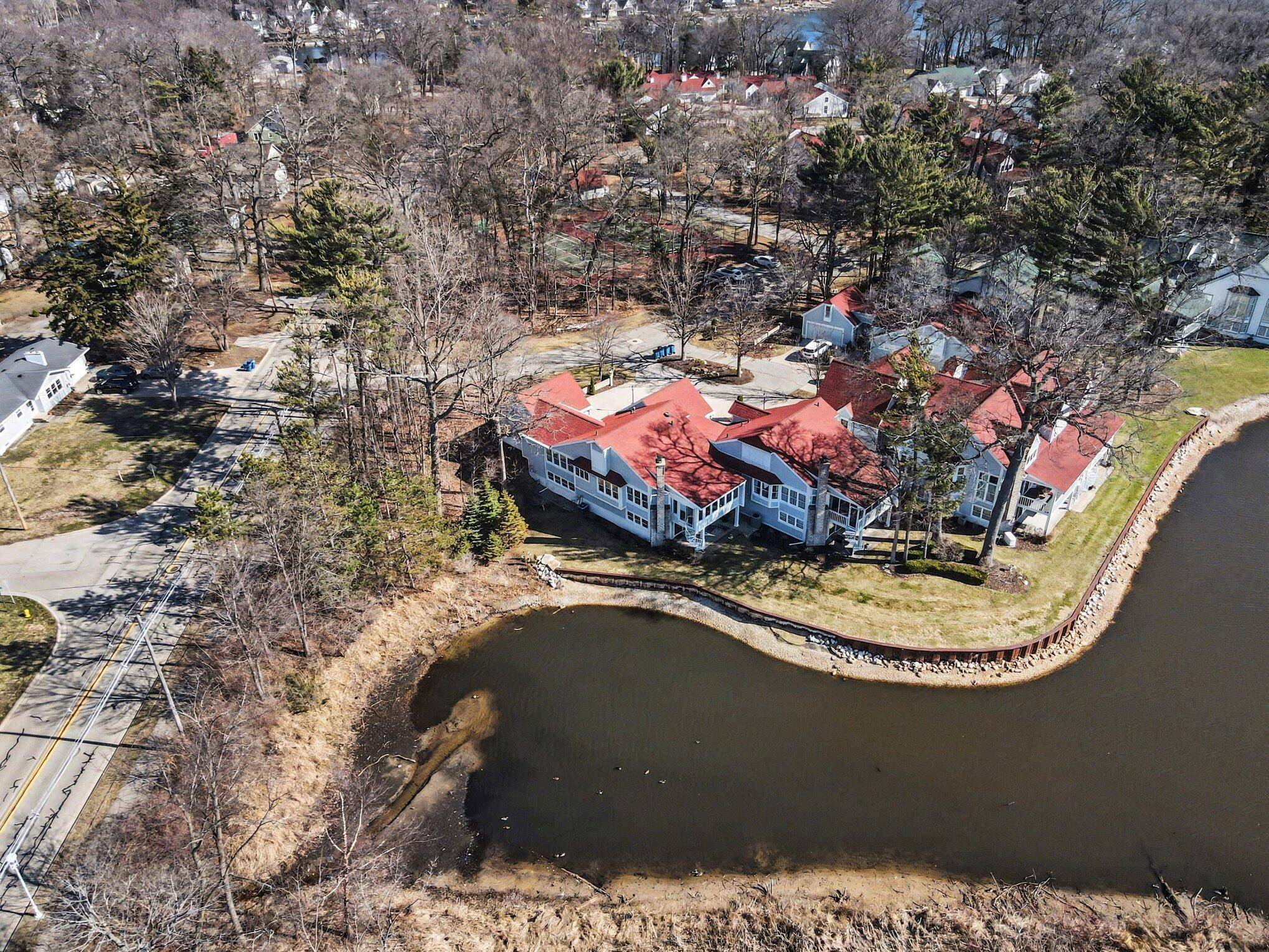 16840 Landing DR, Ferrysburg City, MI 49456