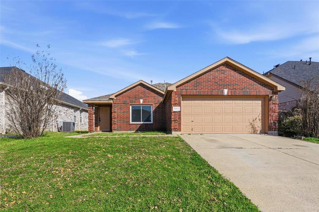 7411 Marsland Lane, Arlington, TX 76001
