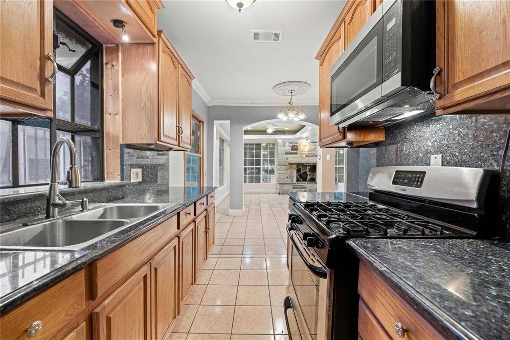 606 W Pembroke Avenue, Dallas, TX 75208