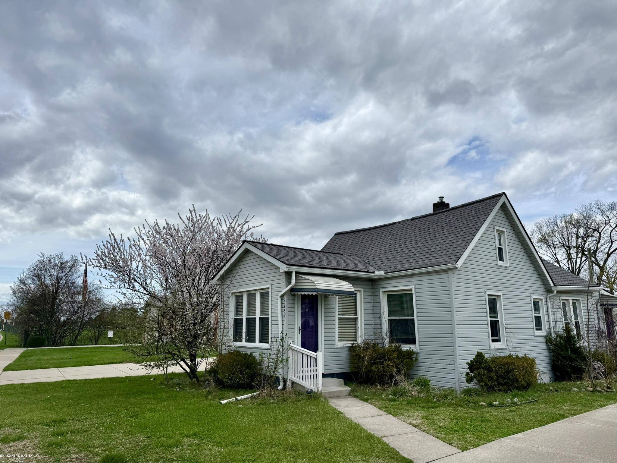 22203 Masonic BLVD, St Clair Shores, MI 48082