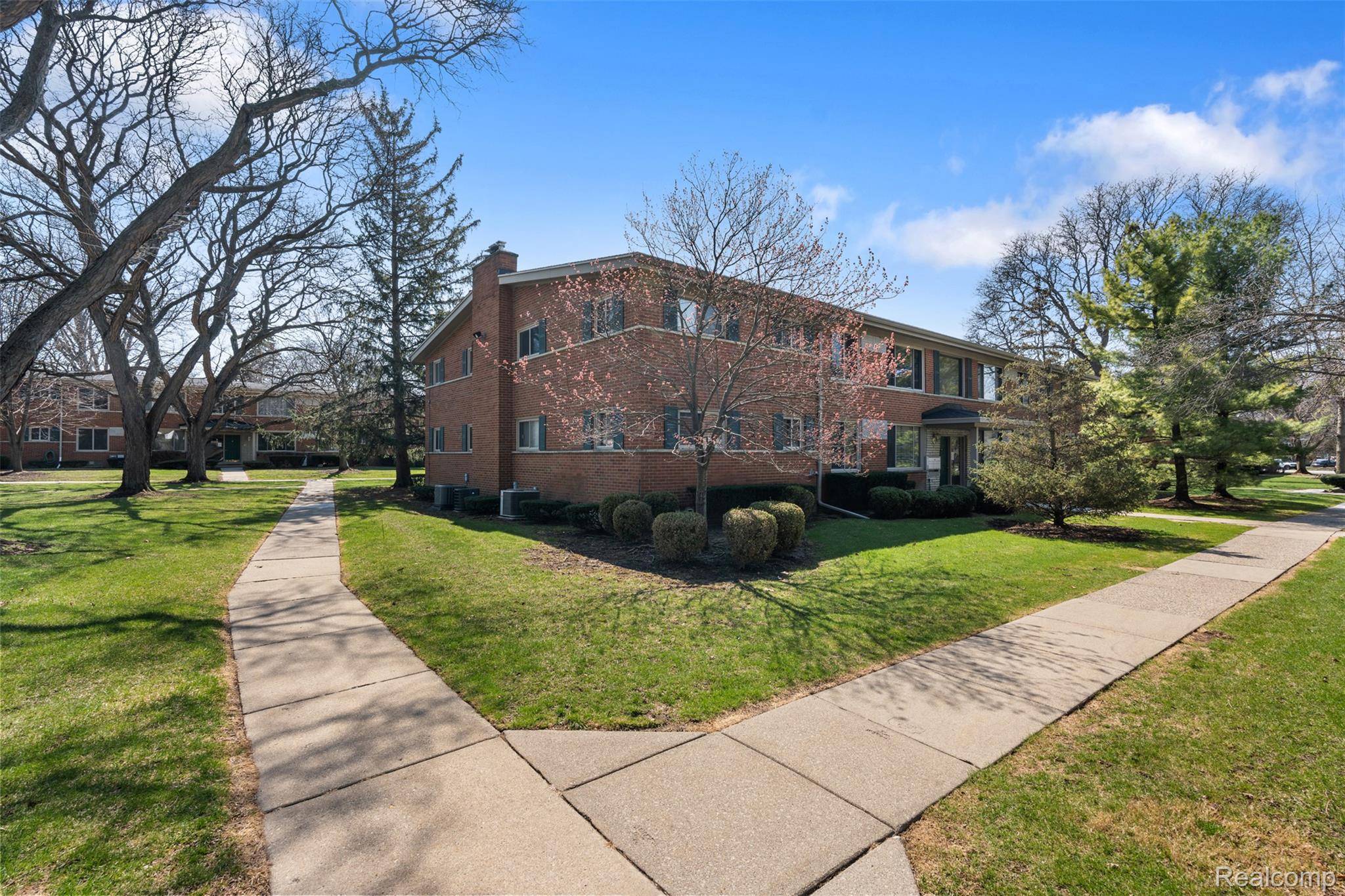 946 N Adams RD #2, Birmingham, MI 48009