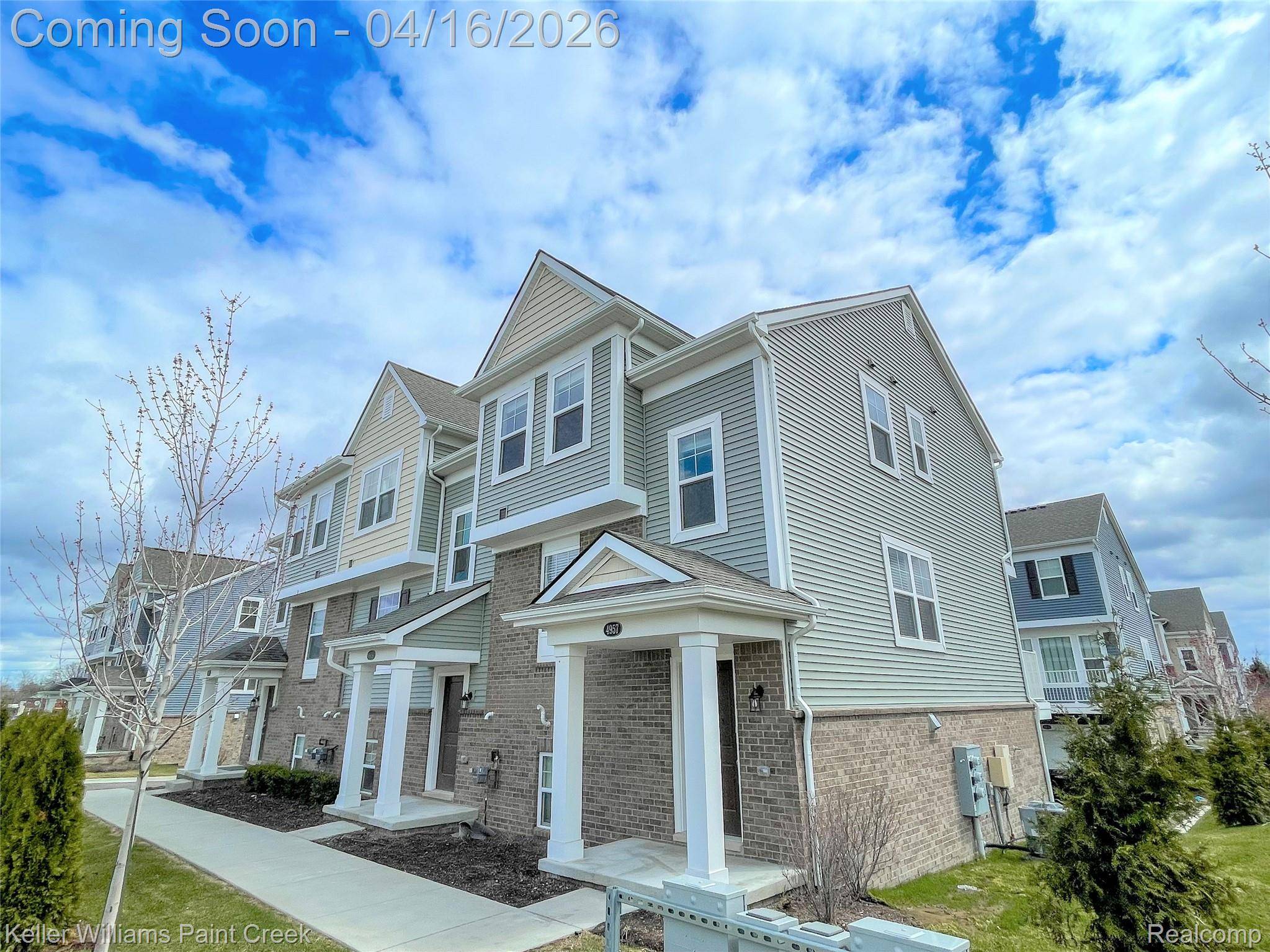 4957 Treeside LN, Troy, MI 48098