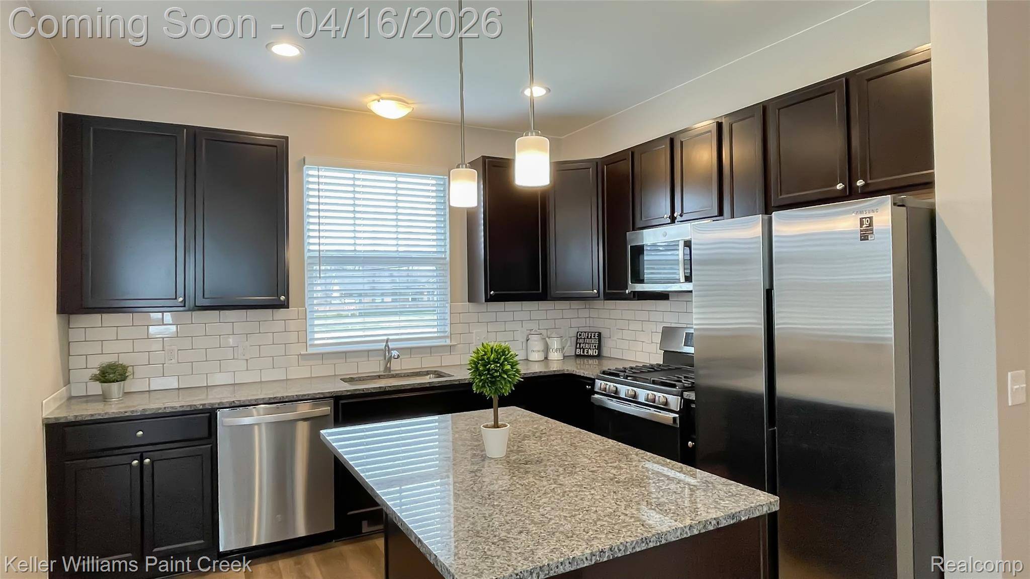 4957 Treeside LN, Troy, MI 48098