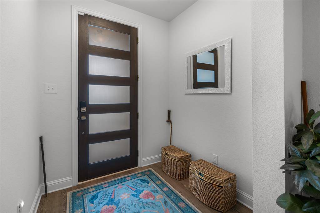 6834 Neals Way, Arlington, TX 76001