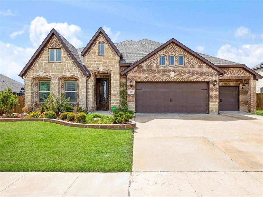 1919 Bellflower Drive, Glenn Heights, TX 75154