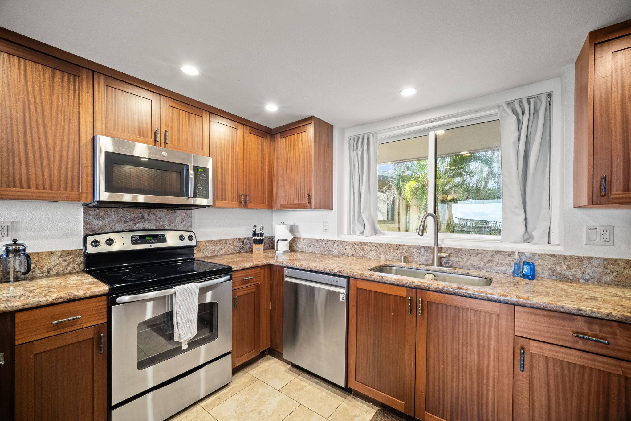 1661 PEE RD #IIC205, Koloa, HI 96756