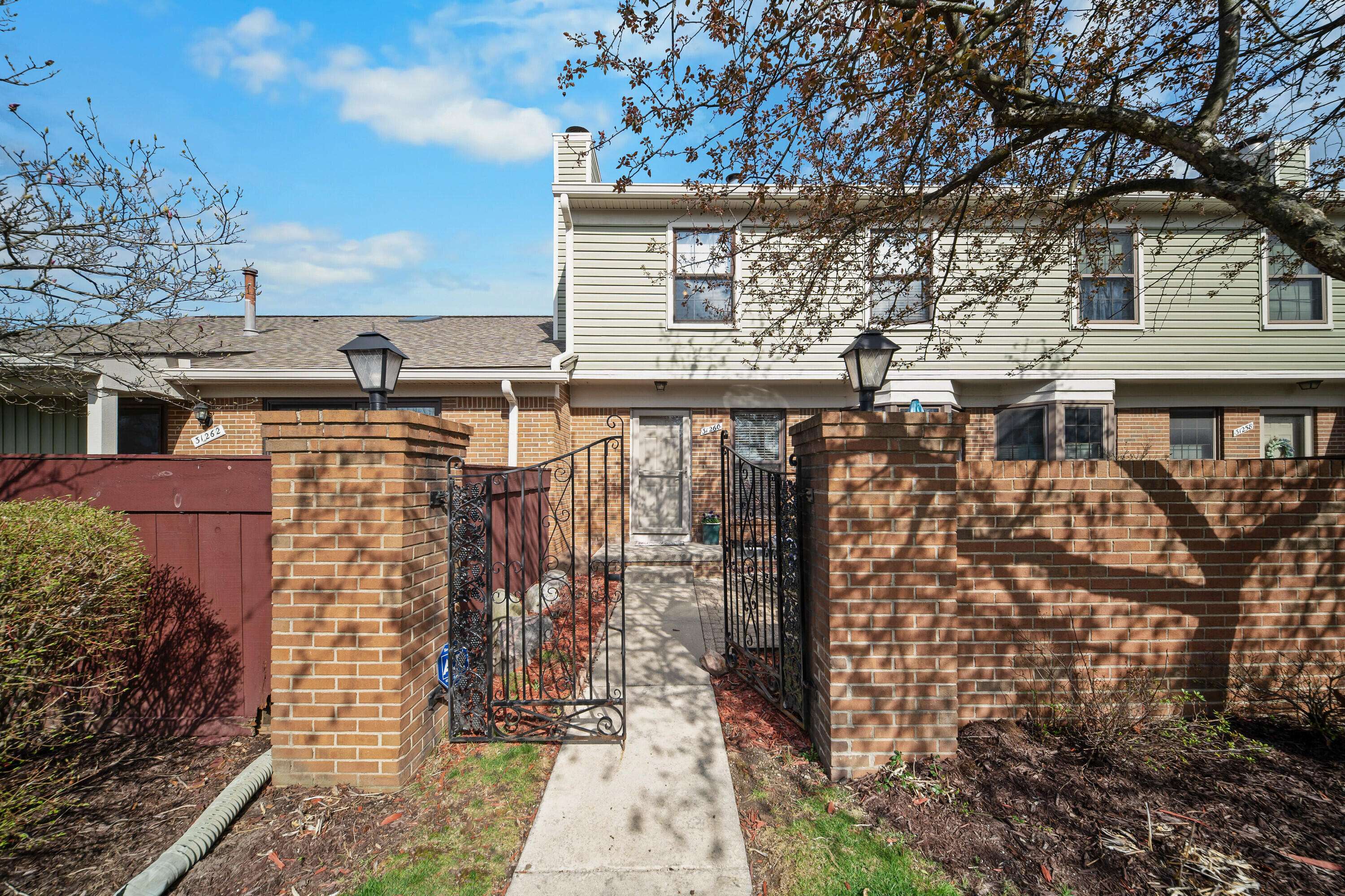 31260 Country WAY, Farmington Hills, MI 48331