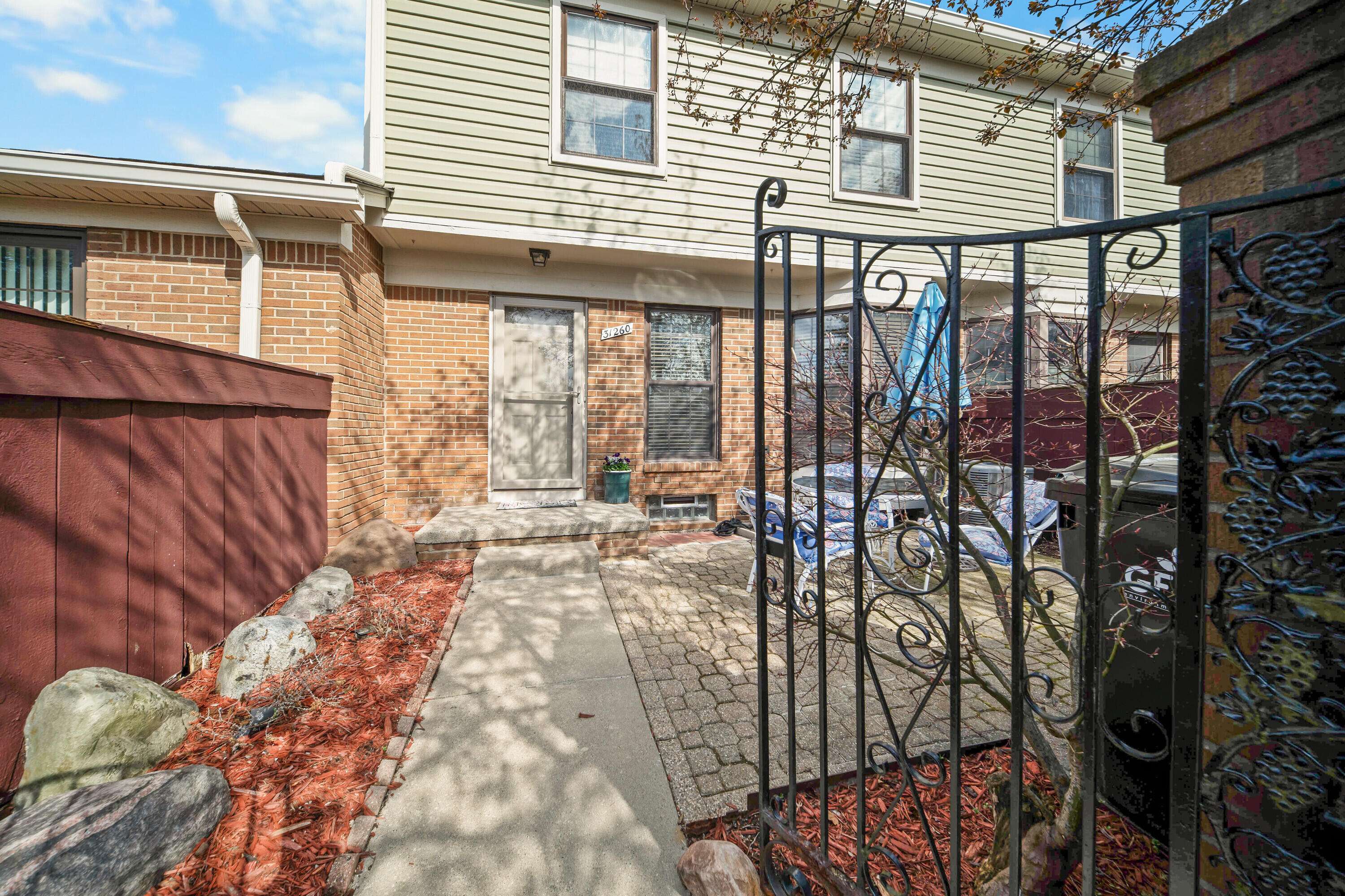 31260 Country WAY, Farmington Hills, MI 48331