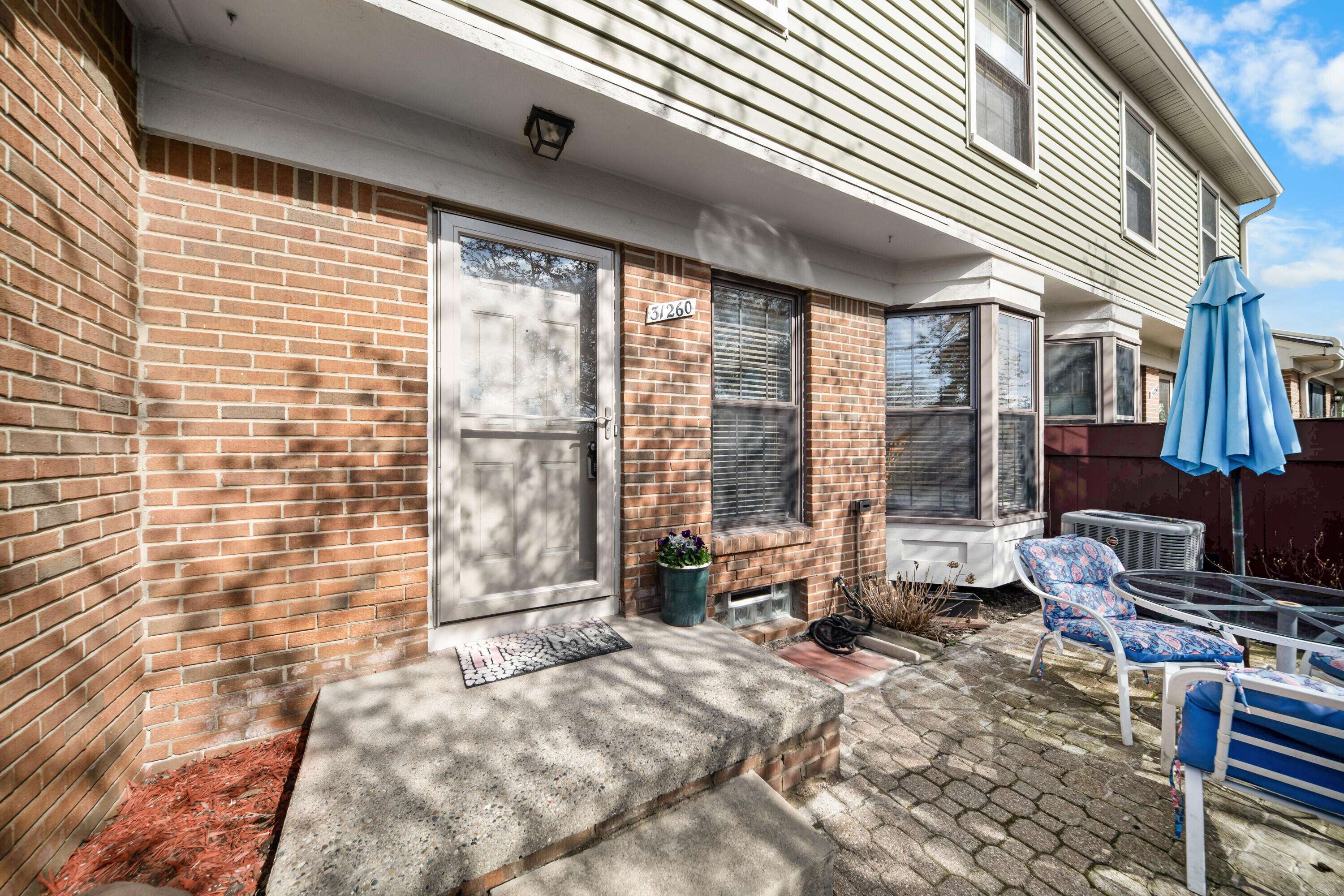 31260 Country WAY, Farmington Hills, MI 48331