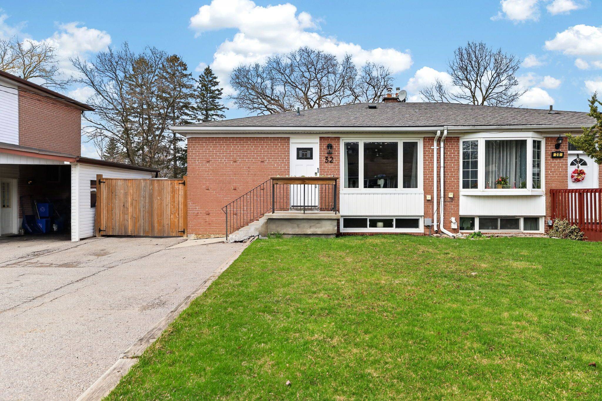 32 Davis RD, Aurora, ON L4G 2B6