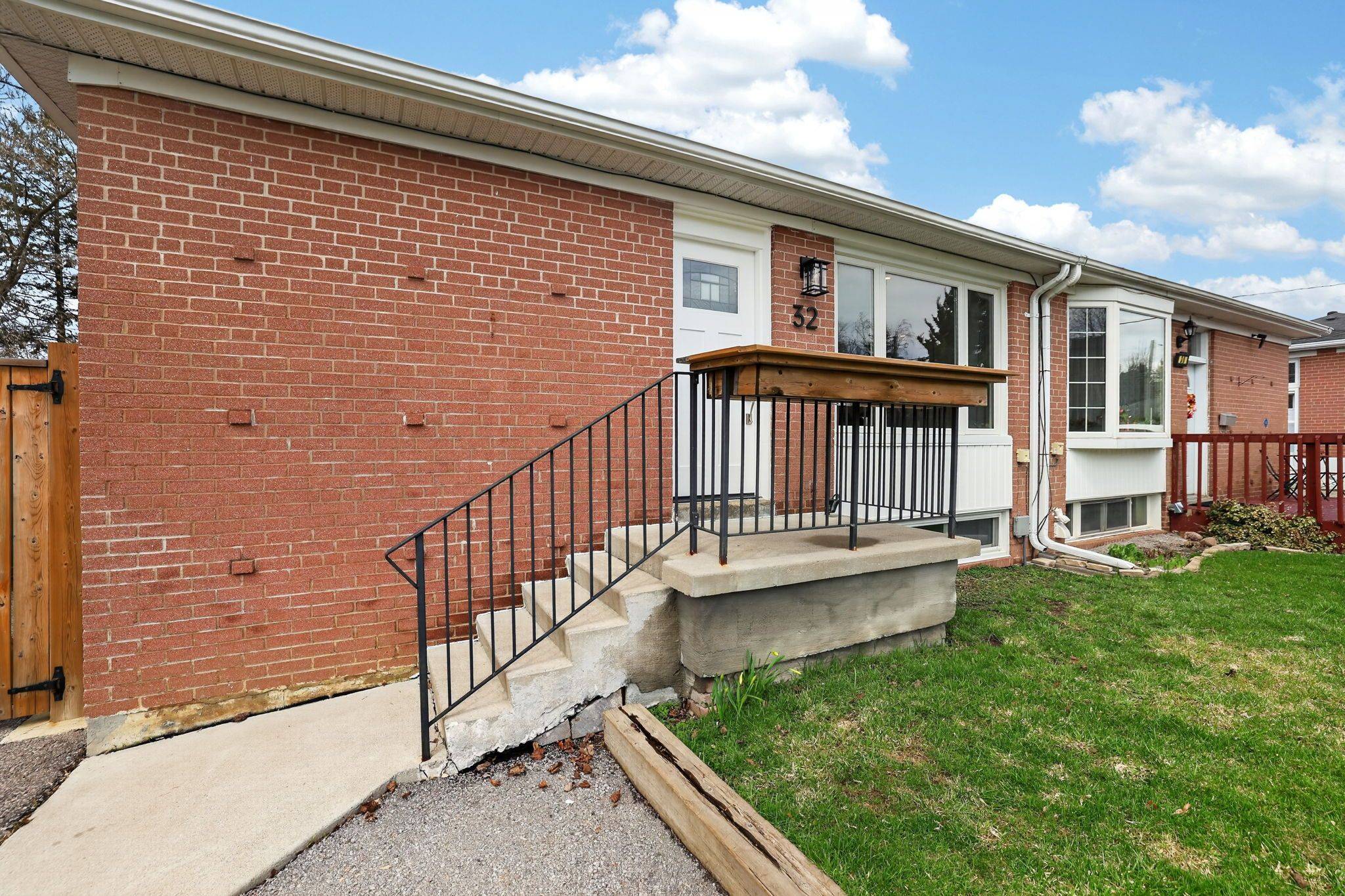 32 Davis RD, Aurora, ON L4G 2B6