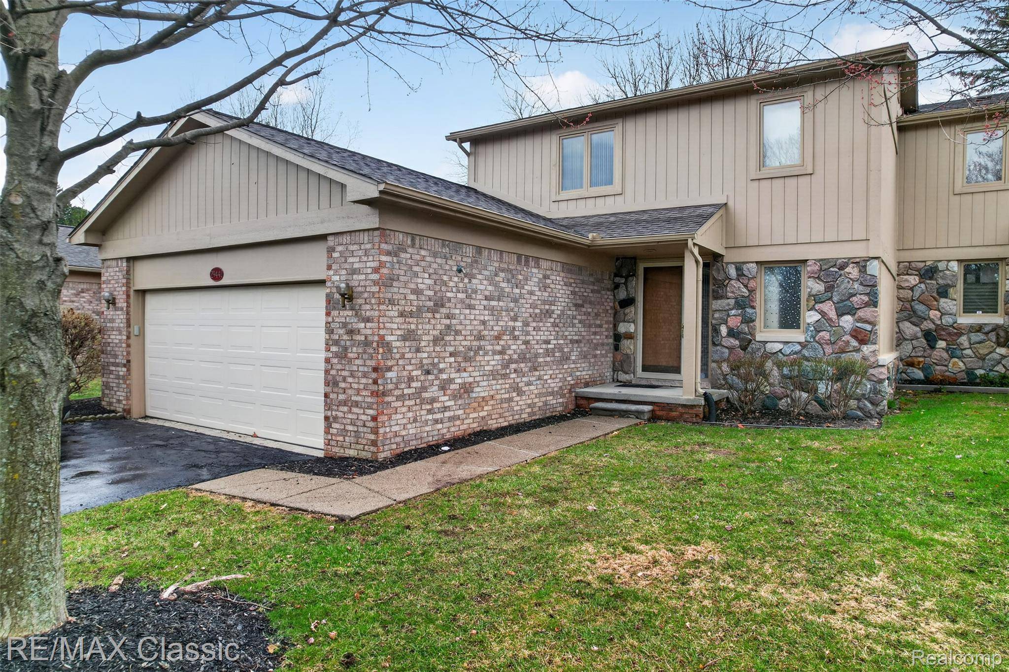 29441 Sylvan LN, Farmington Hills, MI 48334