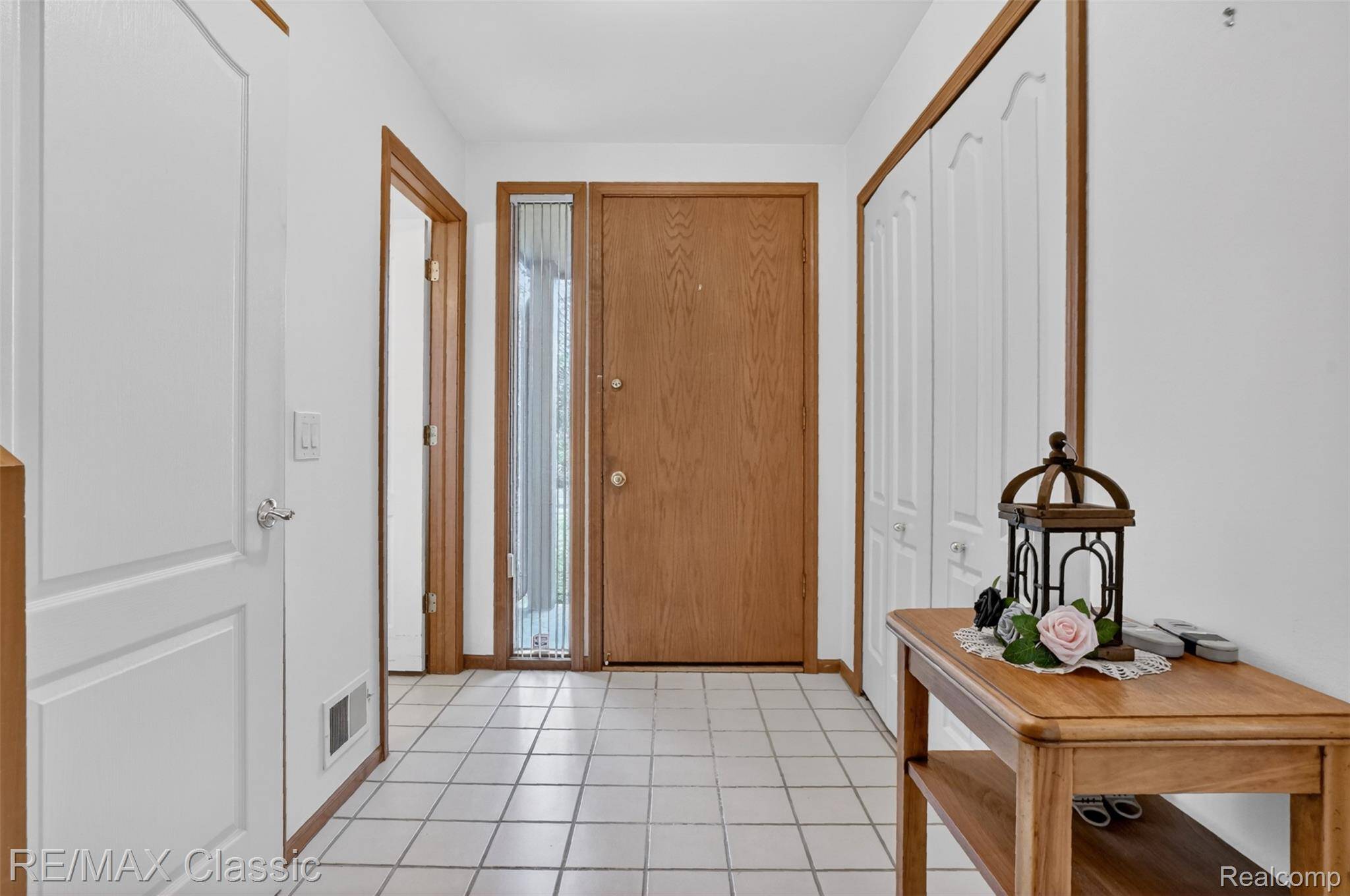 29441 Sylvan LN, Farmington Hills, MI 48334